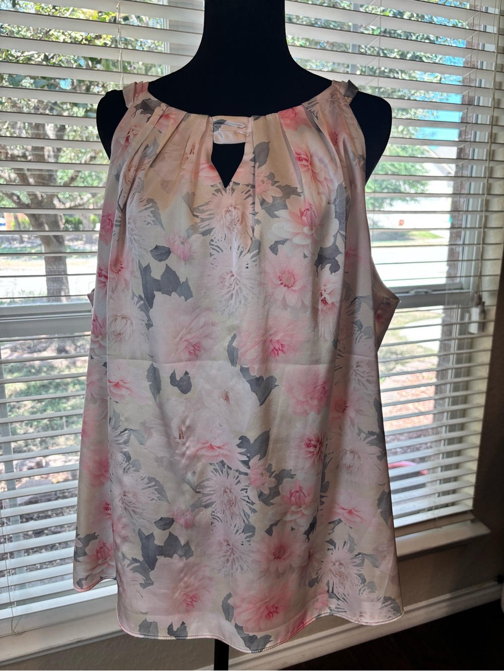 White House Black Market Sleeveless Floral Keyhole Blouse - Pink/Gray